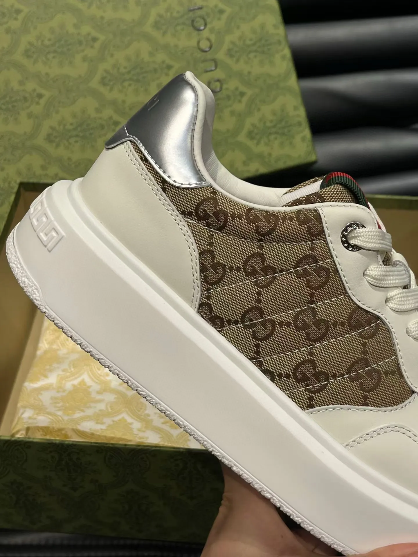 Factory price: 460💰Gucci new men's shoes GUCCI [Lightning] latest shoes are shipped. Original quality, fashionable, special materials, sheepskin lining, new packaging. The foot feels super comfortable and the workmanship is impeccable. Size: 38-44, customized 45